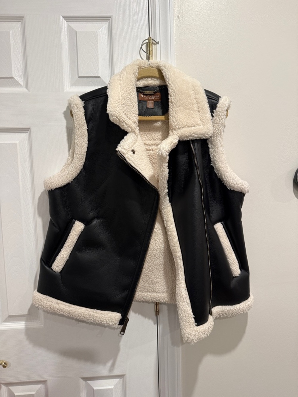 Koolaburra Black Vest with Cream Sherpa Lining